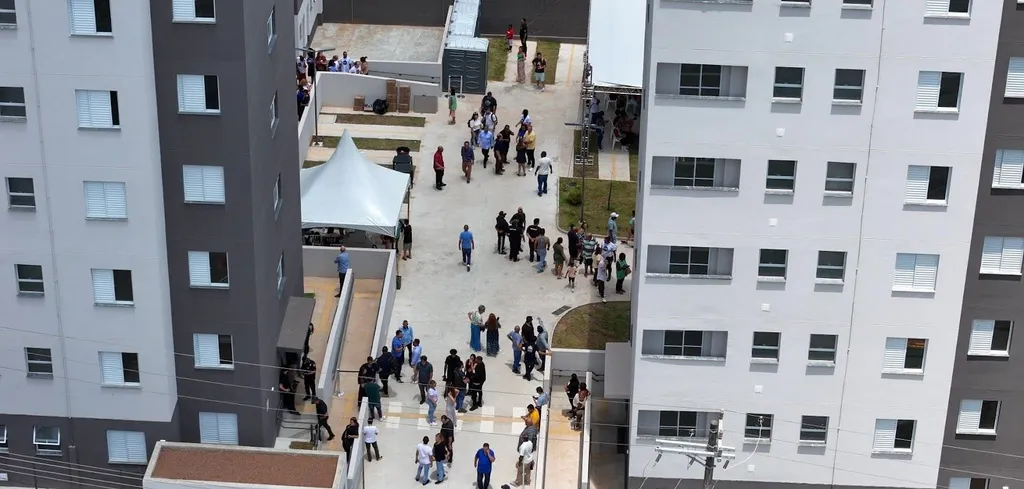 Residencial Casa Nova entregue, com moradores circulando entre os blocos